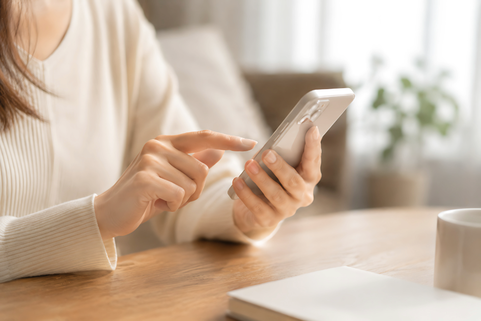 住民がスマートフォンで自治体の手続きや制度を検索しているイメージ